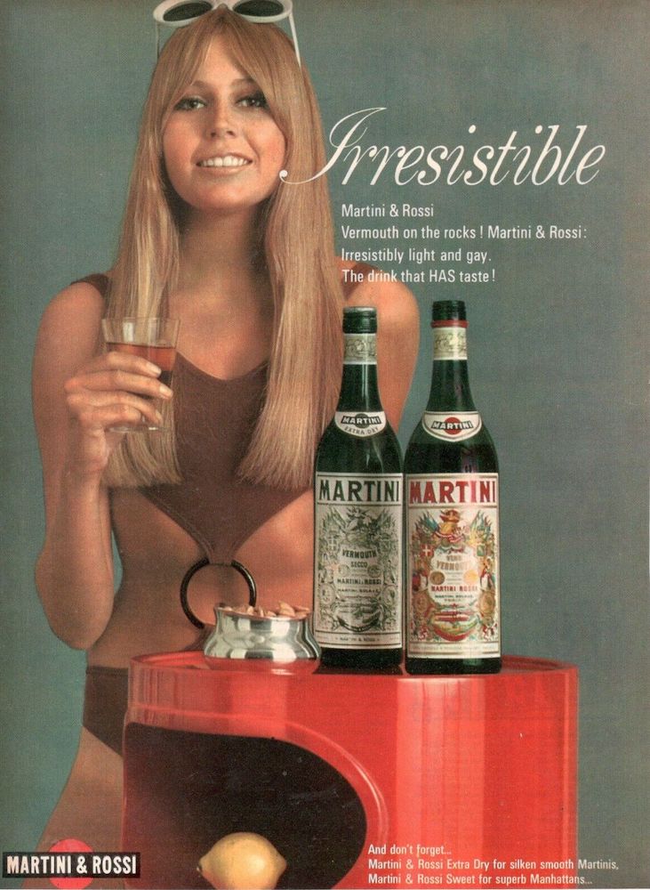 Publicité Martini - Femme habillée sexy dans le style années 70 - Bouteilles sur un meuble design - Irrésistible - 1967