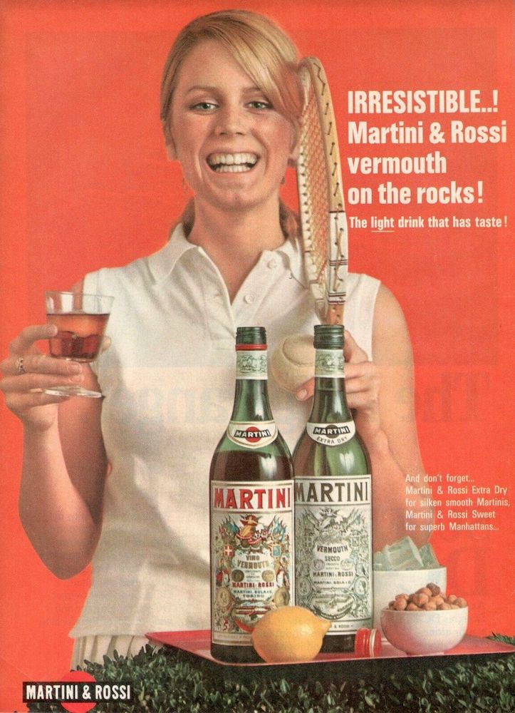 Publicité Martini - Tenniswoman avec un verre à la main - Plateau sur botte de paille - Irrésistible - 1967