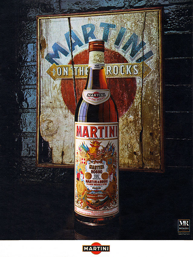 Publicité Martini - On the rocks - Lettres écrites sur un tableau en bois - Bouteille Martini Rosso au premier plan - Agence Alice - 1977