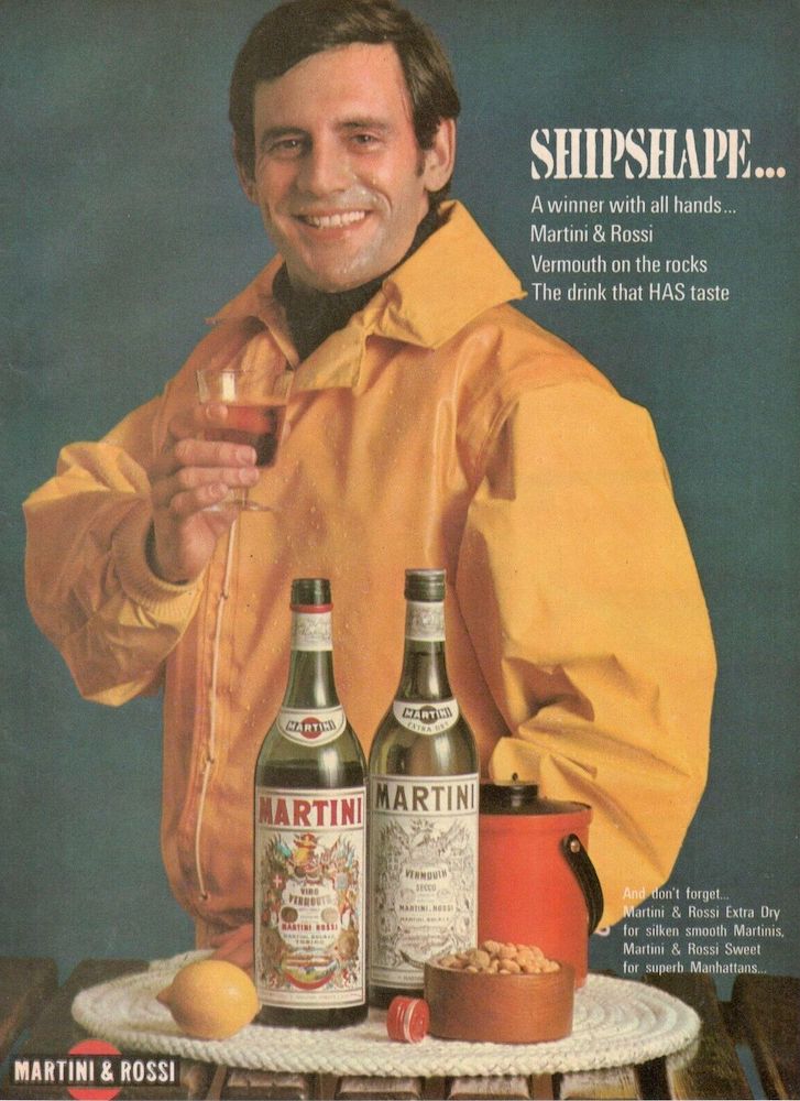 Publicité Martini - Homme en ciré jaune, un verre à la main - Shipshape  1967