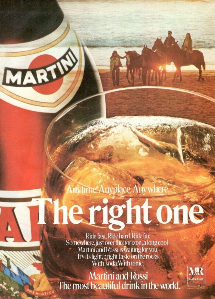 Publicité Martini - Verre et bouteille en gros plan - Chevaux et cavaliers sur une plage au second plan - The Right one - 1972
