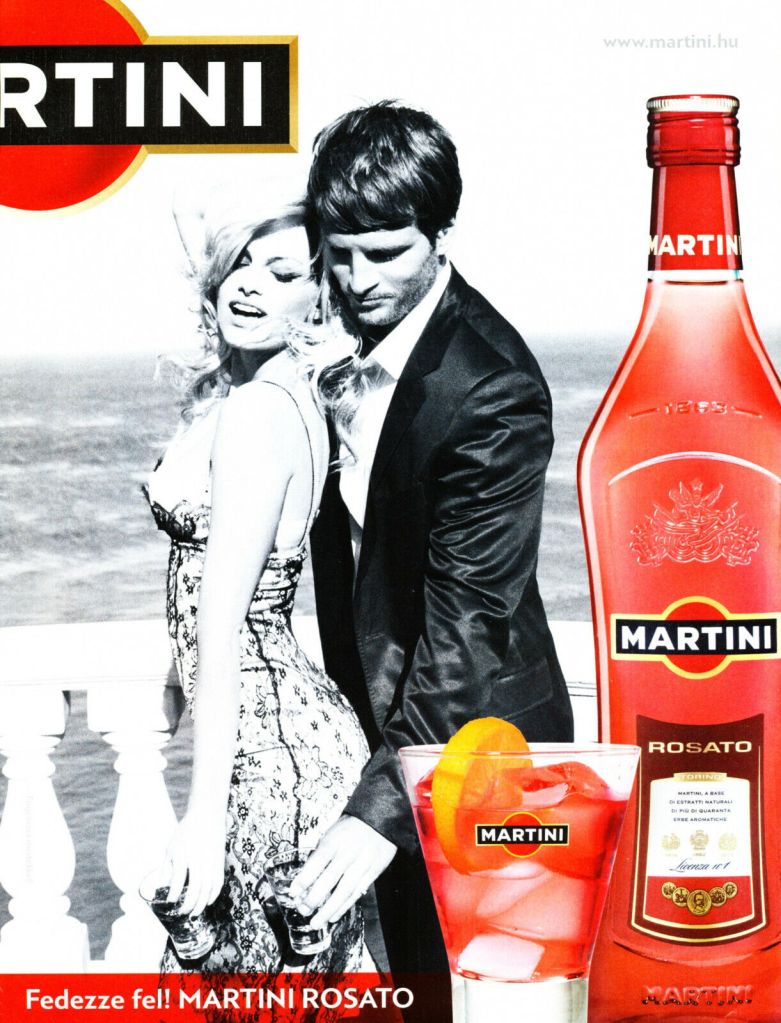Publicité Martini - Homme et femme en noir et blanc - Bouteille Rosato avec verre au premier plan - Hongrie