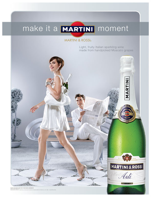 Publicité Martini - Martini Asti - Femme en robe blanche marchand devant un homme assis sur un banc lisant le journal - 2008