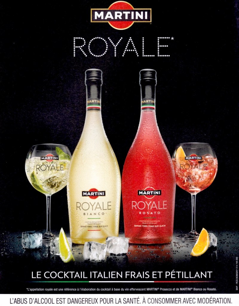 Publicité Martini - Martini Royale - Le cocktail italien frais et pétillant - Bouteilles Martini Royale Rosato et Bianco sur fond noir - 2 Verres ballon Martini - Tranches de citron et orange