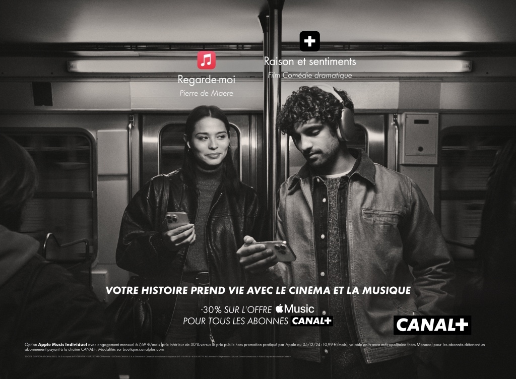 Publicité Canal+ - Apple Music - Votre histoire prend vie avec le cinéma et la musique - Jeune femme et jeune homme dans le métro - Elle écoute "Regarde moi" de Pierre de Maere - Il regarde "Raison et sentiments" - Agence BETC Paris - 2024