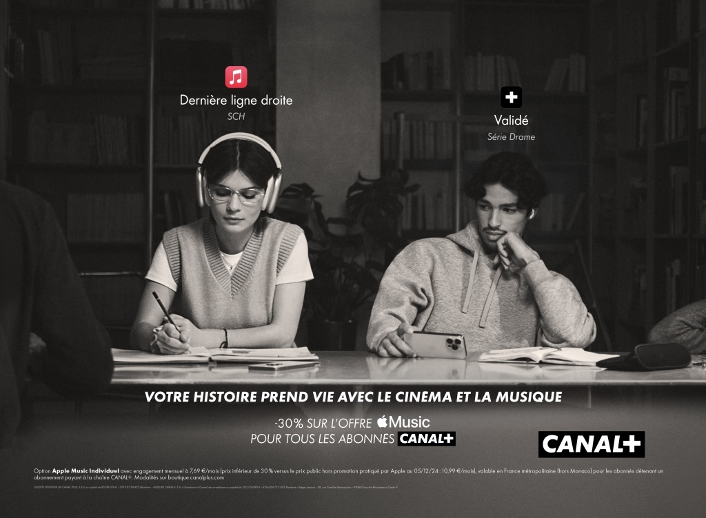 Publicité Canal+ - Apple Music - Votre histoire prend vie avec le cinéma et la musique - Jeune femme et jeune homme à la bibliothèque - Elle écoute "Dernière ligne droite" de SCH - Il regarde la série "Validé" - Agence BETC Paris - 2024