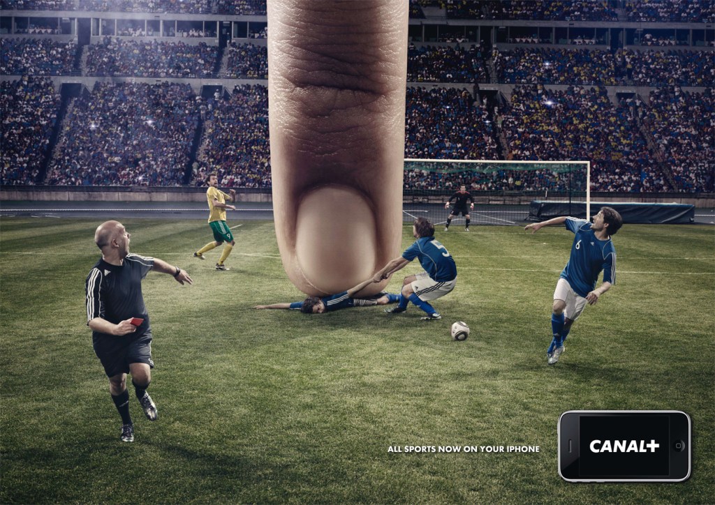 Publicité Canal + - IPhone - Tous les sports sur votre téléphone - Football - Un doigt écrase un joueur de football - Agence BETC EuroRSCG - 2009