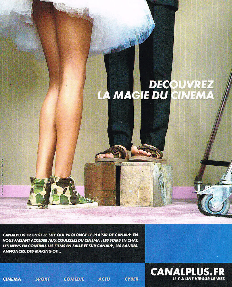 Publicité Canal+ - Il y a une vie sur le web - Découvrez la magie du cinéma - Femme en tutu et Converse - Homme en sandalette sur deux boîtes - EuroRSCG - 2000