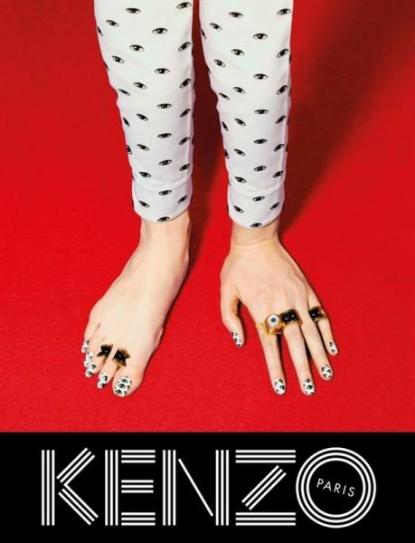 Publicité Kenzo - Collection Automne-Hiver 2013 - Art contemporain - Une main en guise de pied gauche