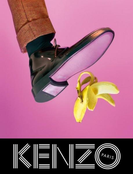 Publicité Kenzo - Collection Automne-Hiver 2013 - Art contemporain - Homme s'apprêtant à marcher sur une peau de banabe 