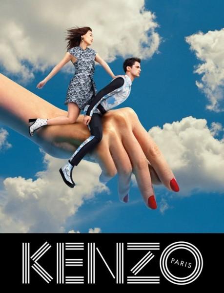 Publicité Kenzo - Collection Automne-Hiver 2013 - Art contemporain - Couple à cheval sur une main dans le ciel