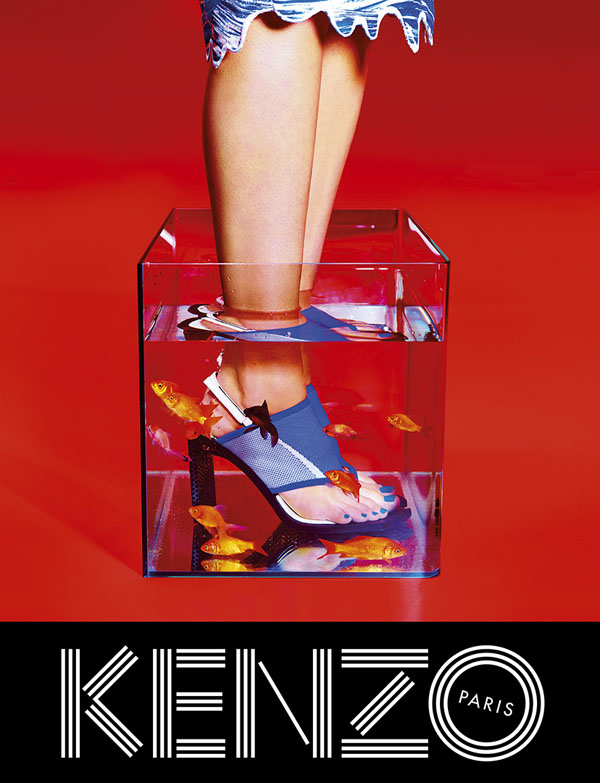 Publicité Kenzo - Collection Printemps-Été 2014 - Art contemporain - Femme avec les deux pieds dans un aquarium