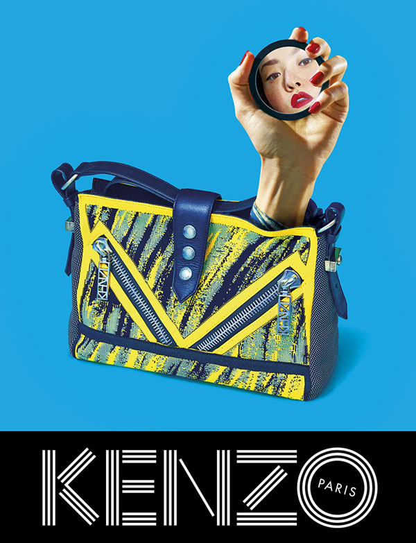 Publicité Kenzo - Collection Printemps-Été 2014 - Art contemporain - Main sortant d'un sac tenant un miroir avec visage se reflétant