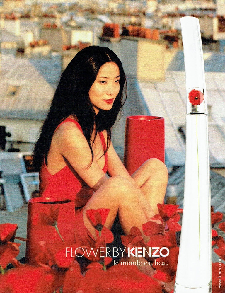 Publicité Kenzo - Flower by Kenzo - Parfum - Femme sur les toits de Paris - 2010 - Encart Recto et Verso