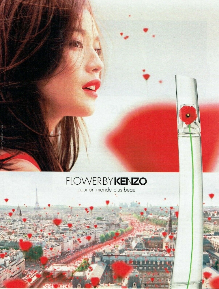 Publicité Kenzo -  Flower by Kenzo - Pour un monde plus beau - Femme regardant au loin - Pluie de coquelicots sur Paris - Packaging sur la droite - 2015