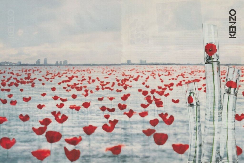 Publicité Kenzo -  Flower by Kenzo - Coquelicots sur une étendue d'eau - 3 flacons sur le côté 