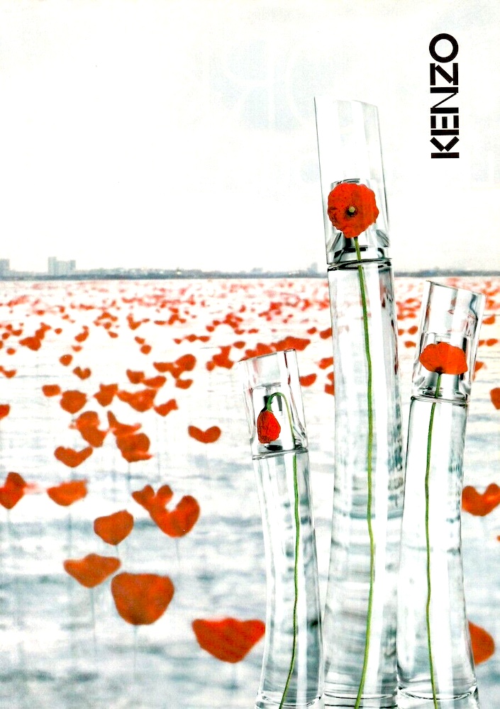 Publicité Kenzo -  Flower by Kenzo - Coquelicots sur une étendue d'eau - 3 flacons sur le côté - page simple