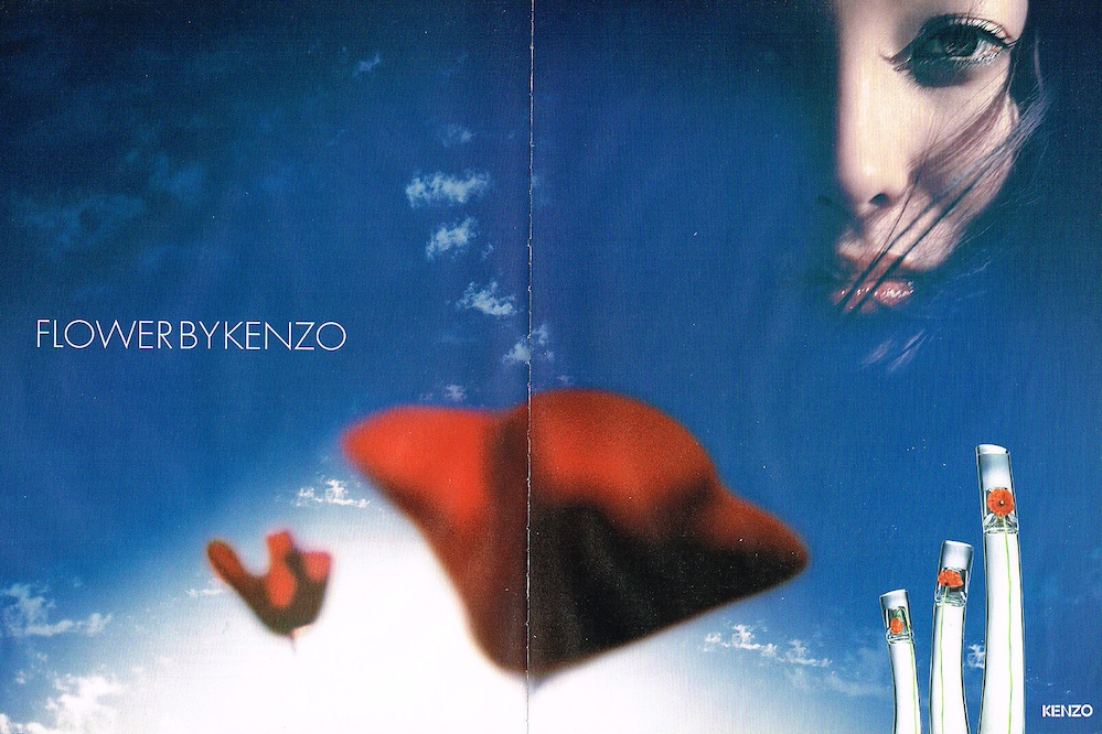 Publicité Kenzo - Flower by Kenzo - Parfum - Visage dans le ciel - coquelicot en gros plan - Double page - 2004