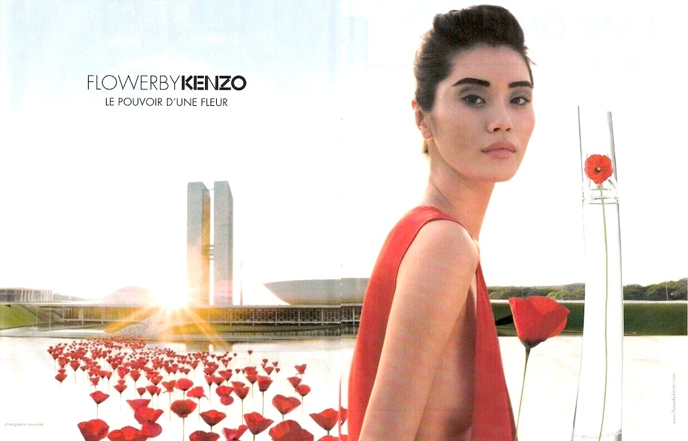Publicité Kenzo -  Flower by Kenzo - Le pouvoir d'une fleur - Femme dans une robe rouge de côté - Allée de coquelicots - Brazilia - Double page