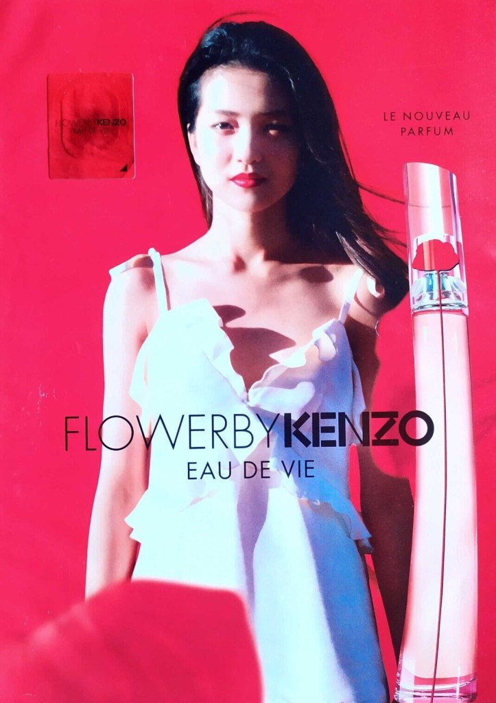 Publicité Kenzo -  Flower by Kenzo - Eau de vie - Femme en robe blanche sur fond rouge - échantillon - 2019