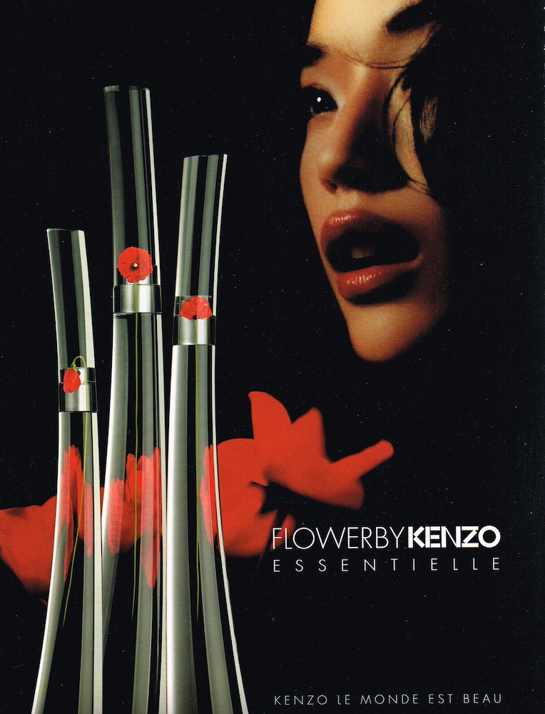 Publicité Kenzo - Flower by Kenzo Essentiel - Parfum - Gros plan femme sur fond sombre - 2009