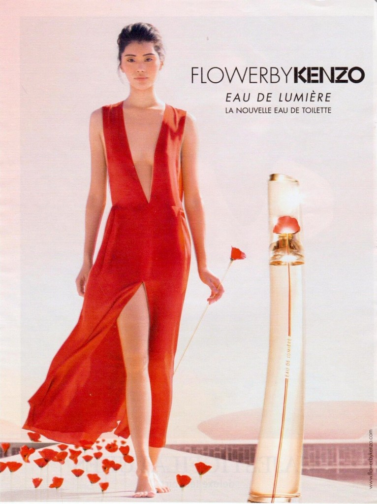 Publicité Kenzo -  Flower by Kenzo - Le pouvoir d'une fleur - Eau de lumière - Femme dans une robe rouge marchant au milieu de coquelicots - Brazilia