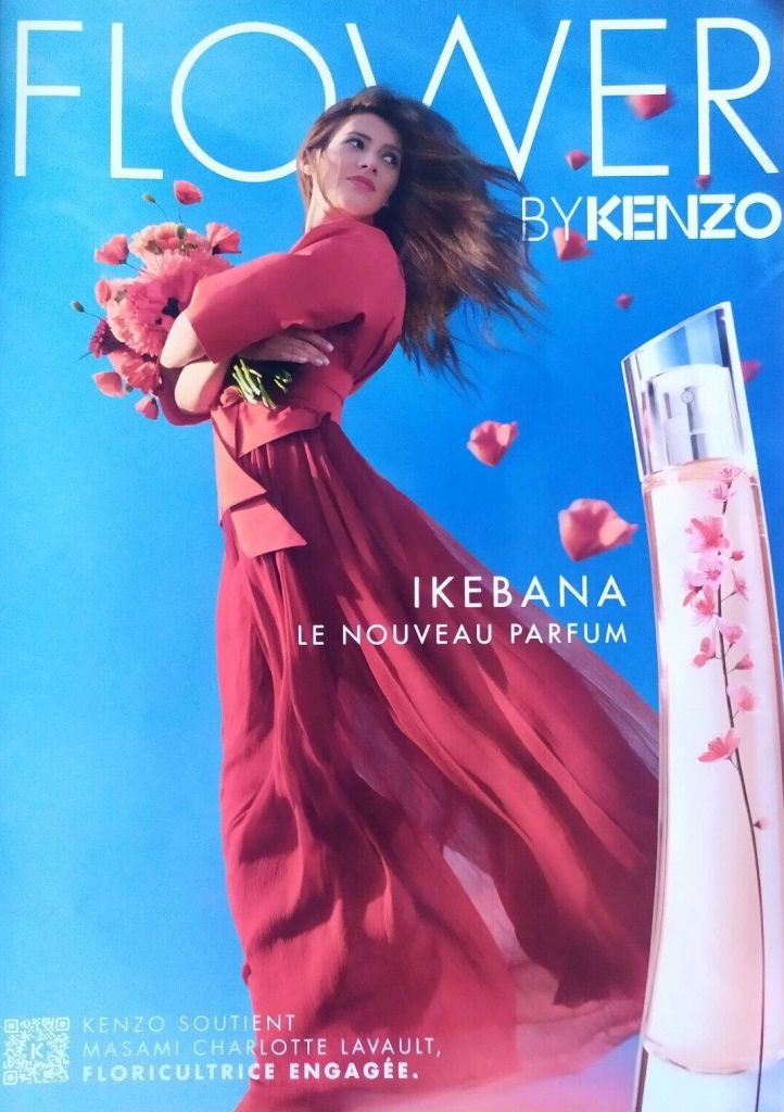 Publicité Kenzo -  Flower by Kenzo - Ikebana - Le nouveau parfum - Femme tenant un bouquet de fleurs - Kenzo soutient Masami Charlotte Lavault, floricultrice engagée - 2023