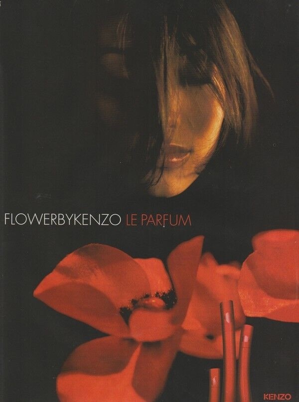 Publicité Kenzo -  Flower by Kenzo - Femme dans la pénombre - Coquelicot au premier plan -Packaging de couleur rouge