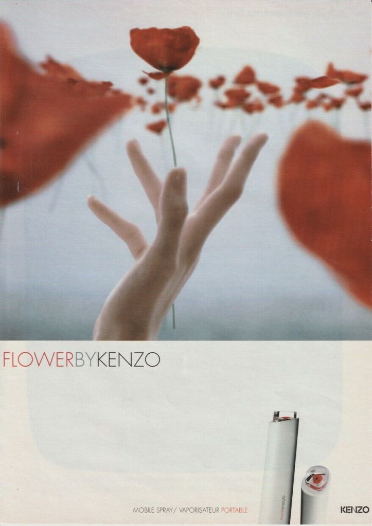 Publicité Kenzo -  Flower by Kenzo - Main entourée de coquelicots 