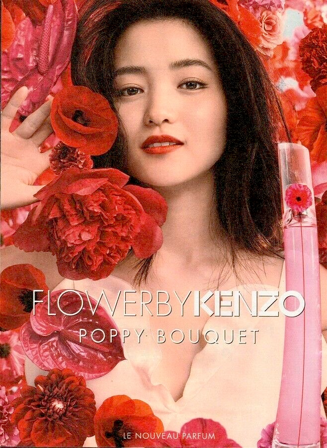 Publicité Kenzo -  Flower by Kenzo - Poppy bouquet - Femme entourée de coquelicots - Packaging rose