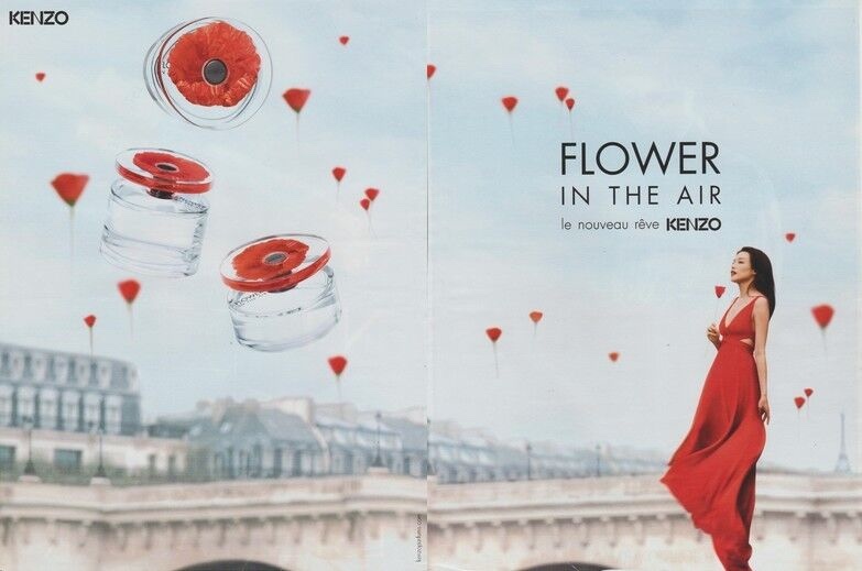 Publicité Kenzo -  Flower in the air - 3 flacons dans le ciel - pluie de coquelicots - Femme en suspension devant un pont -2013 - Double page
