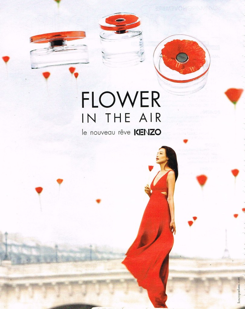 Publicité Kenzo -  Flower in the air - 3 flacons dans le ciel - pluie de coquelicots - Femme en suspension devant un pont -2013