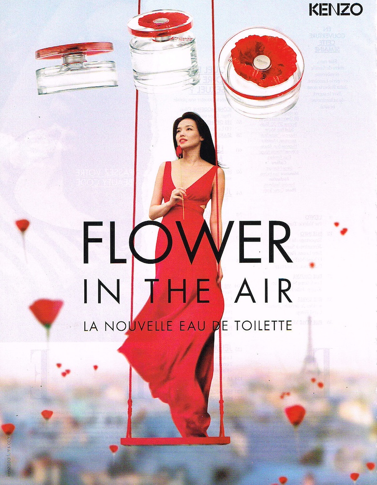 Publicité Kenzo -  Flower in the air - 3 flacons dans le ciel - pluie de coquelicots - Femme sur une balançoire - Tour Eiffel dans le fond - 2014 