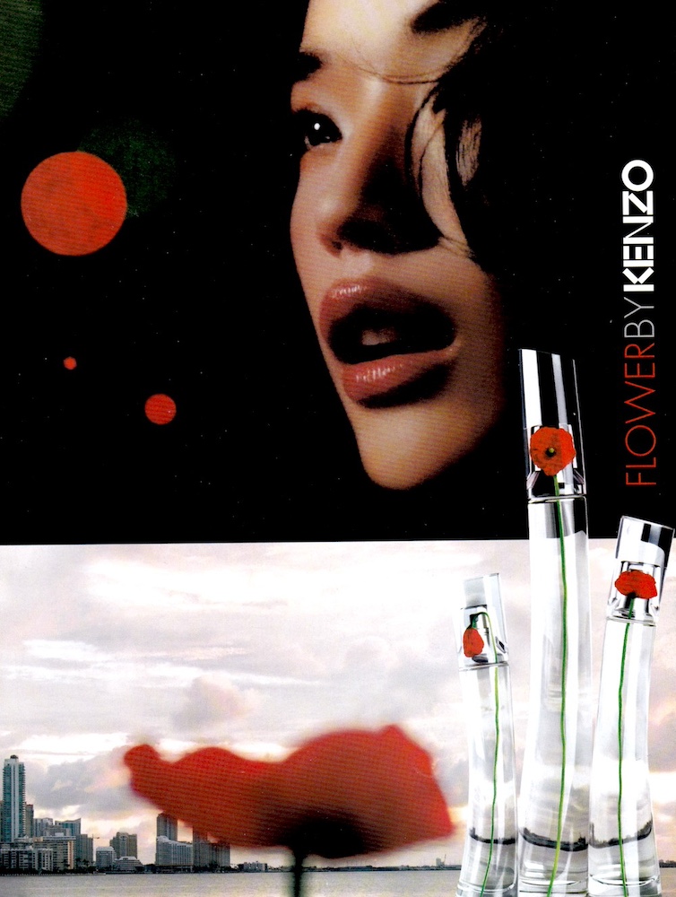 Publicité Kenzo - Flower by Kenzo - Parfum - Gros plan femme sur fond sombre - Paysage urbain et coquelicot  au premier plan - 2007