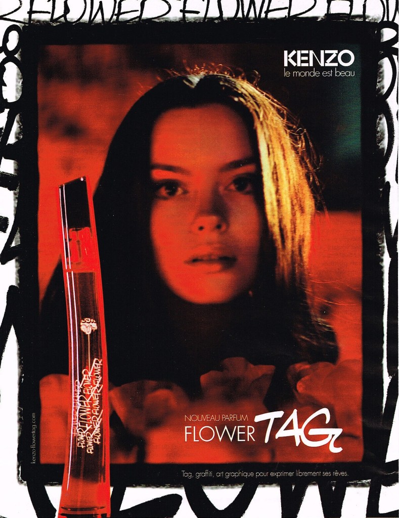 Publicité Kenzo -  Flower Tag - Le monde est beau - Femme dans une ambiance rouge - Bordure en tags - 2011