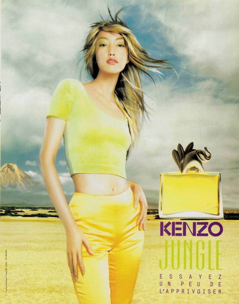 Publicité Kenzo - Kenzo jungle - Femme - Femme asiatique habillée de jaune au milieu de la savane - Essayez un peu de l'apprivoiser