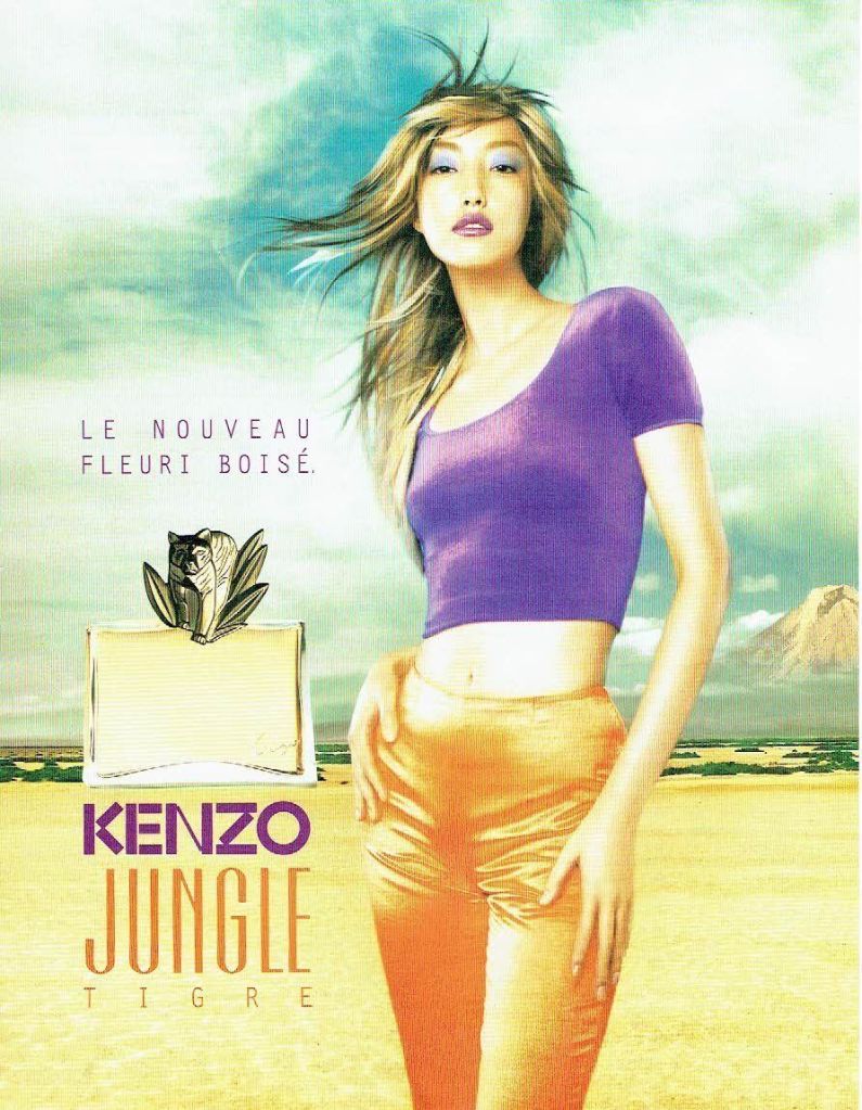 Publicité Kenzo - Kenzo jungle - Femme - Femme asiatique en violet au milieu de la savane - Le nouveau fleuri boisé