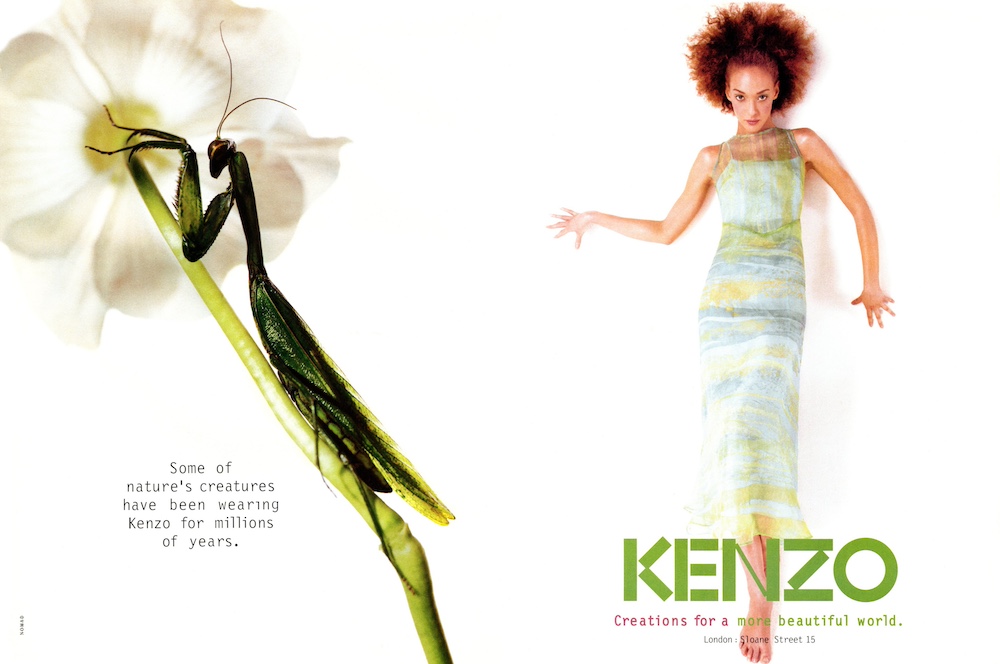 Publicité Kenzo - Créations pour un monde plus beau - Mante religieuse sur fleur - Femme en robe clair - Agence Nomad - 1996 - GB