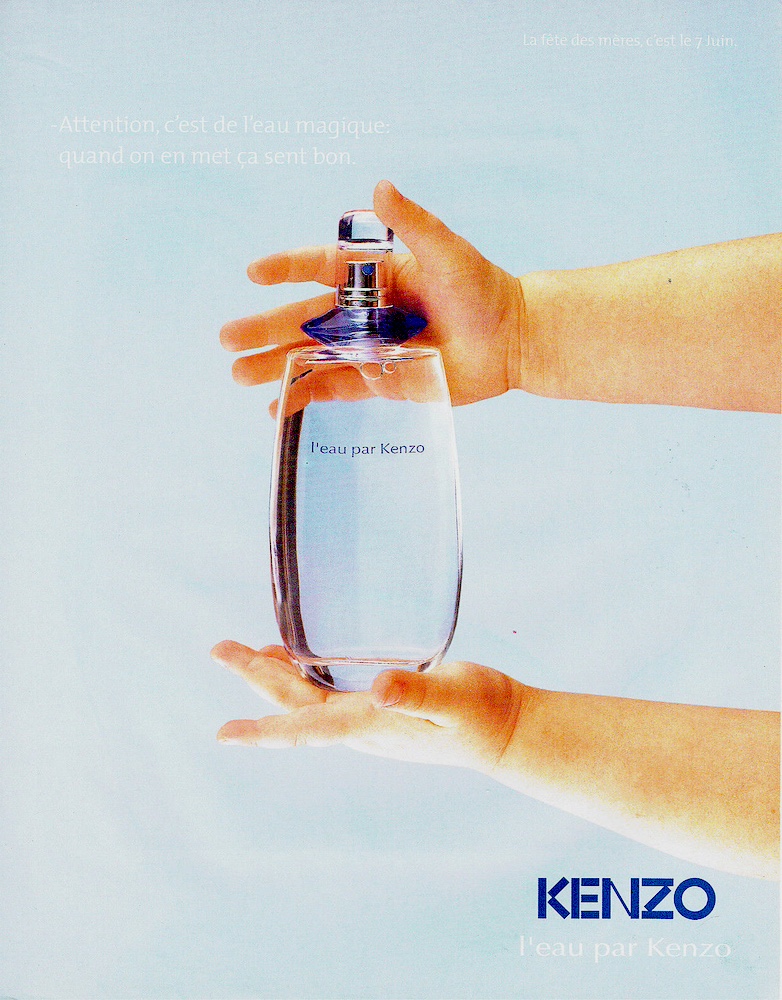 Publicité Kenzo - L'eau par Kenzo - Attention c'est de l'eau magique quand on en met ça sent bon - Mains d'enfant tiennent le parfum - 1998
