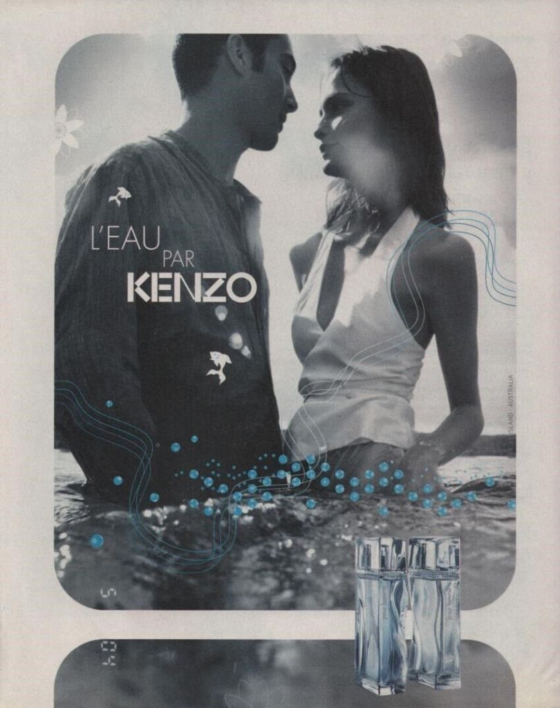 Publicité Kenzo - L'eau par Kenzo - Homme et femme se regardent dans l'eau - Image en noir et blanc - Produits en couleurs - 2006