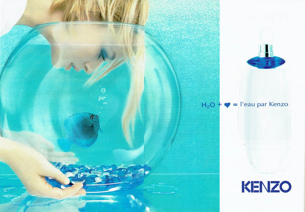 Publicité Kenzo - L'eau par Kenzo - H2O + Amour - Femme plonge la tête dans un aquarium avec un poisson bleu - 1996 - Double page