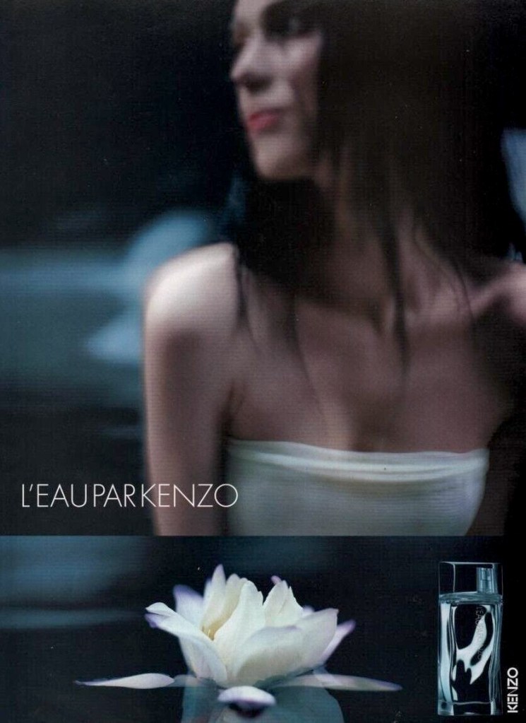 Publicité Kenzo - L'eau par Kenzo - Femme floue dans l'eau - une fleur de lotus au premier plan - 2003