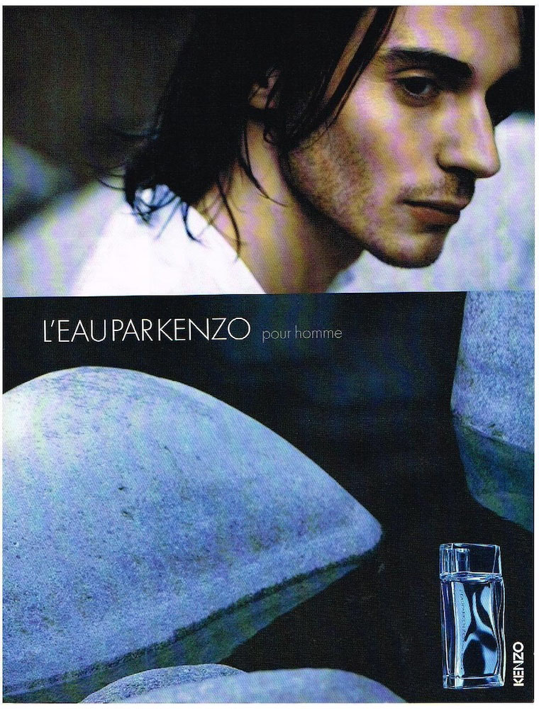 Publicité Kenzo - L'eau par Kenzo pour homme - Homme en gros plan - Pierres dans l'eau au premier plan - 2004