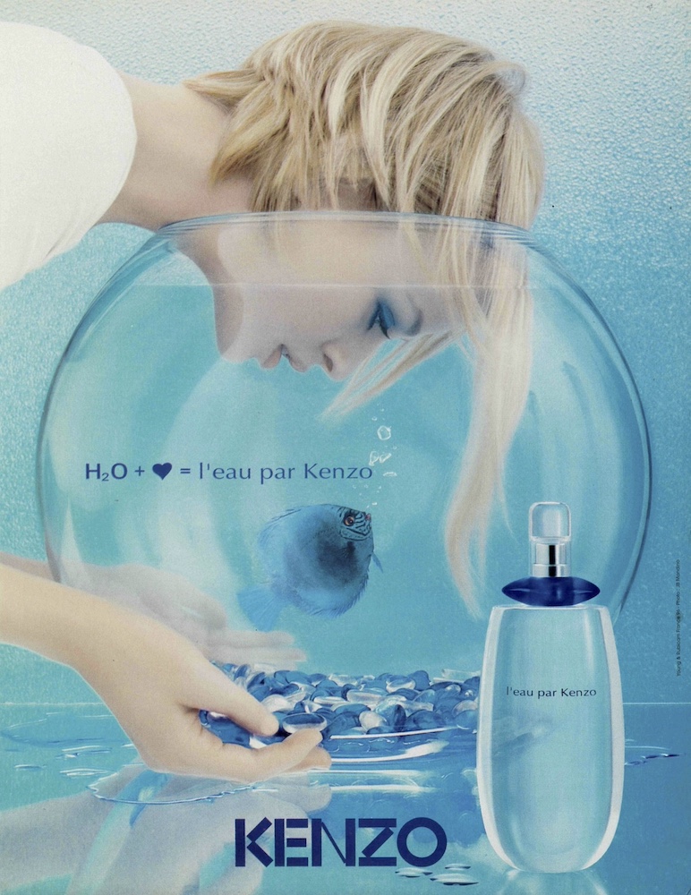 Publicité Kenzo - L'eau par Kenzo - H2O + Amour - Femme plonge la tête dans un aquarium avec un poisson bleu - 1996 
