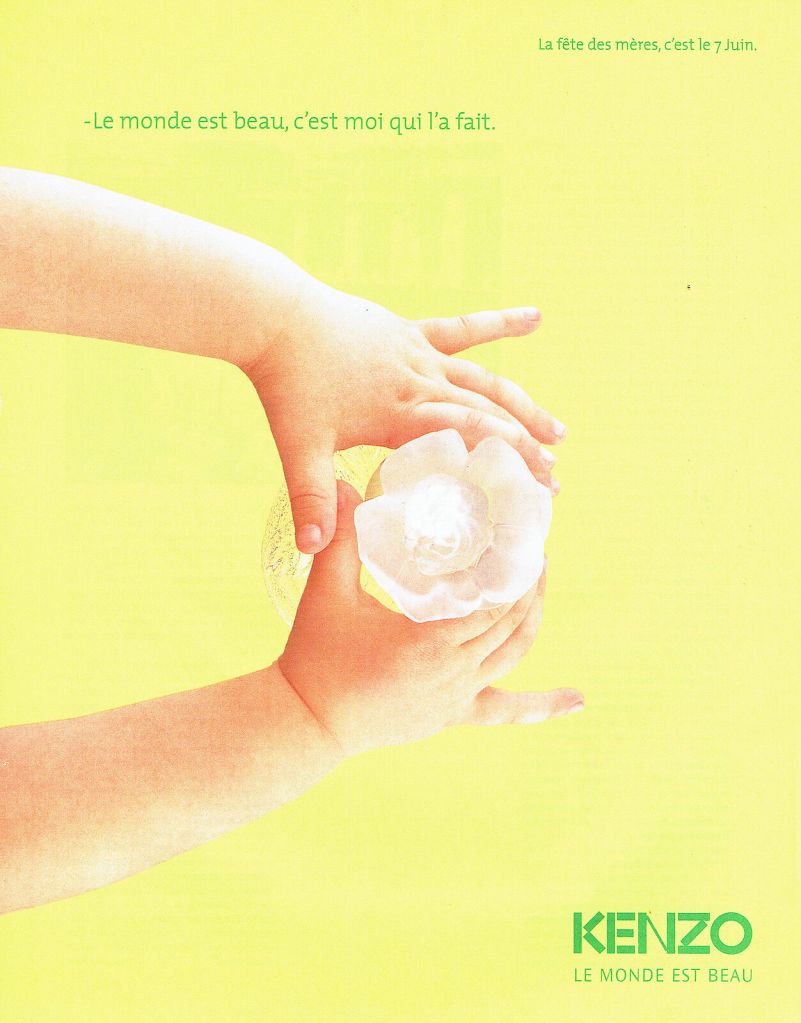 Publicité Kenzo - ça sent beau - Le monde est beau, c'est moi qui l'a fait -Spéciale Fête des mères - Mains d'enfant tiennent le produit sur fond jaune - 1998