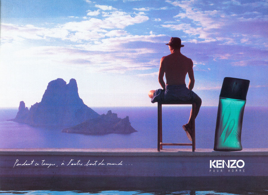 Publicité Kenzo - Kenzo Homme - Pendant ce temps, à l'autre bout du monde - Homme avec chapeau assis face à la mer - Page double