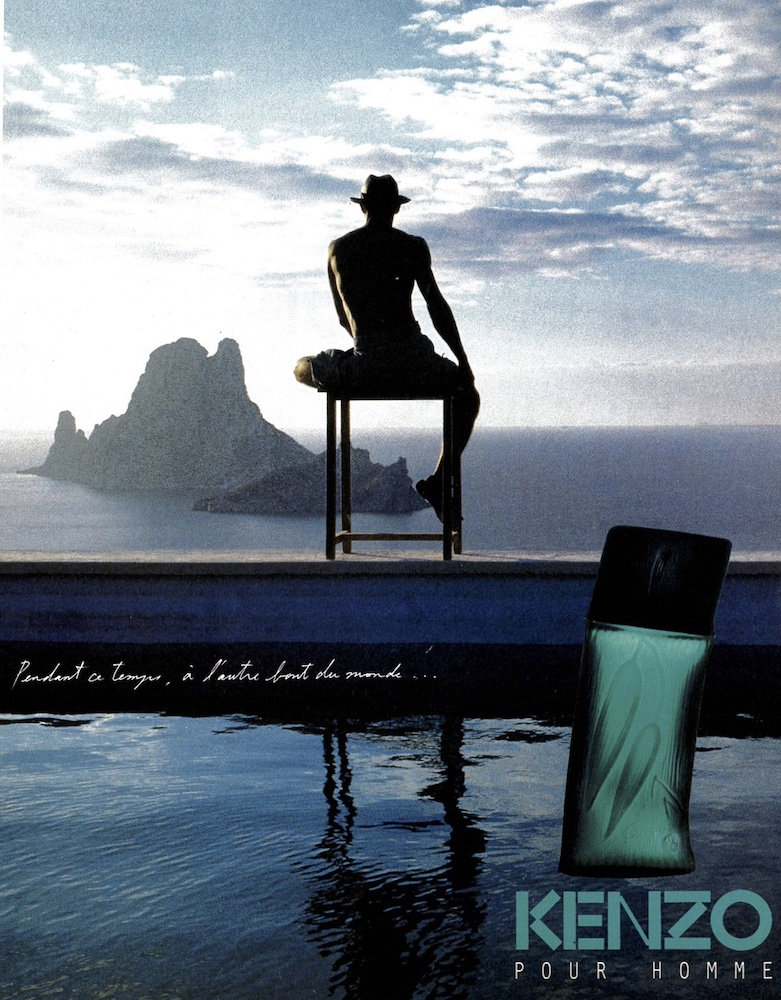 Publicité Kenzo - Kenzo Homme - Pendant ce temps, à l'autre bout du monde - Homme avec chapeau assis face à la mer - Page simple