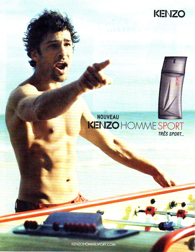 Publicité Kenzo - Kenzo Homme Sport - Homme dos à la mer devant un baby-foot pointe du doigt - 2012