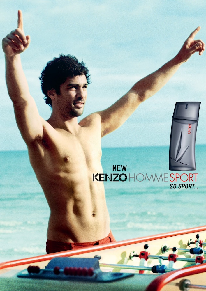 Publicité Kenzo - Kenzo Homme Sport - Homme dos à la mer devant un baby-foot les bras en l'air - 2012