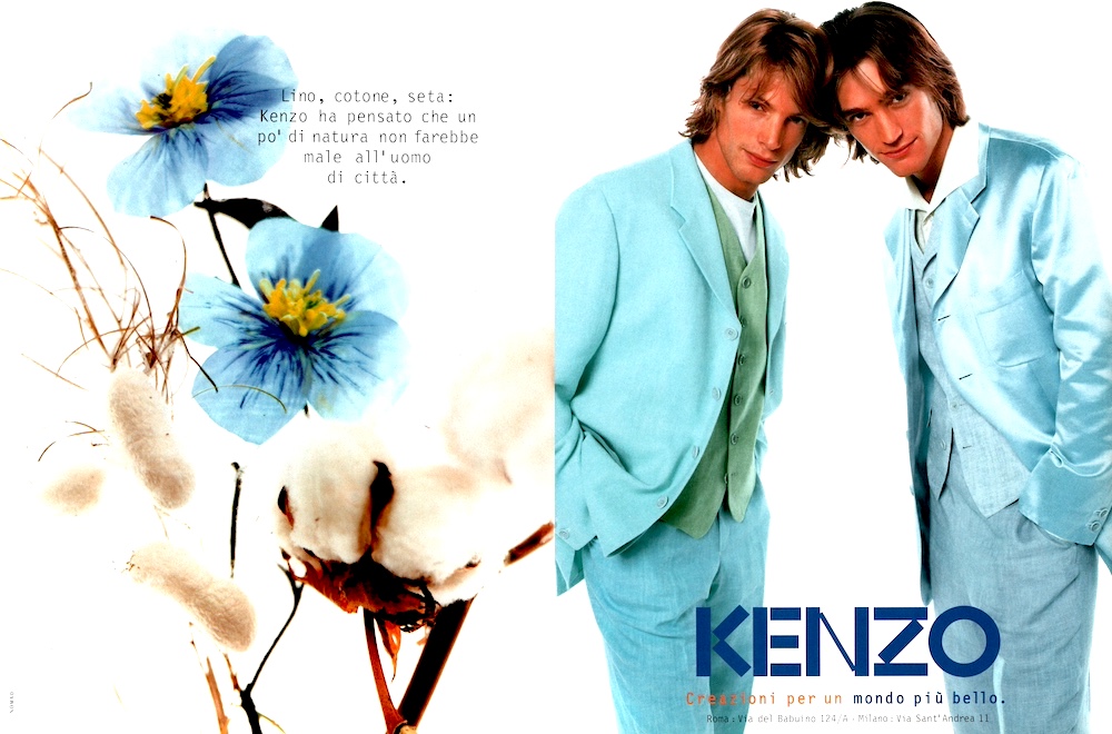 Publicité Kenzo - Créations pour un monde plus beau - Fleurs bleues et coton - 2 hommes en costume bleu ciel - Agence Nomad - 1996
